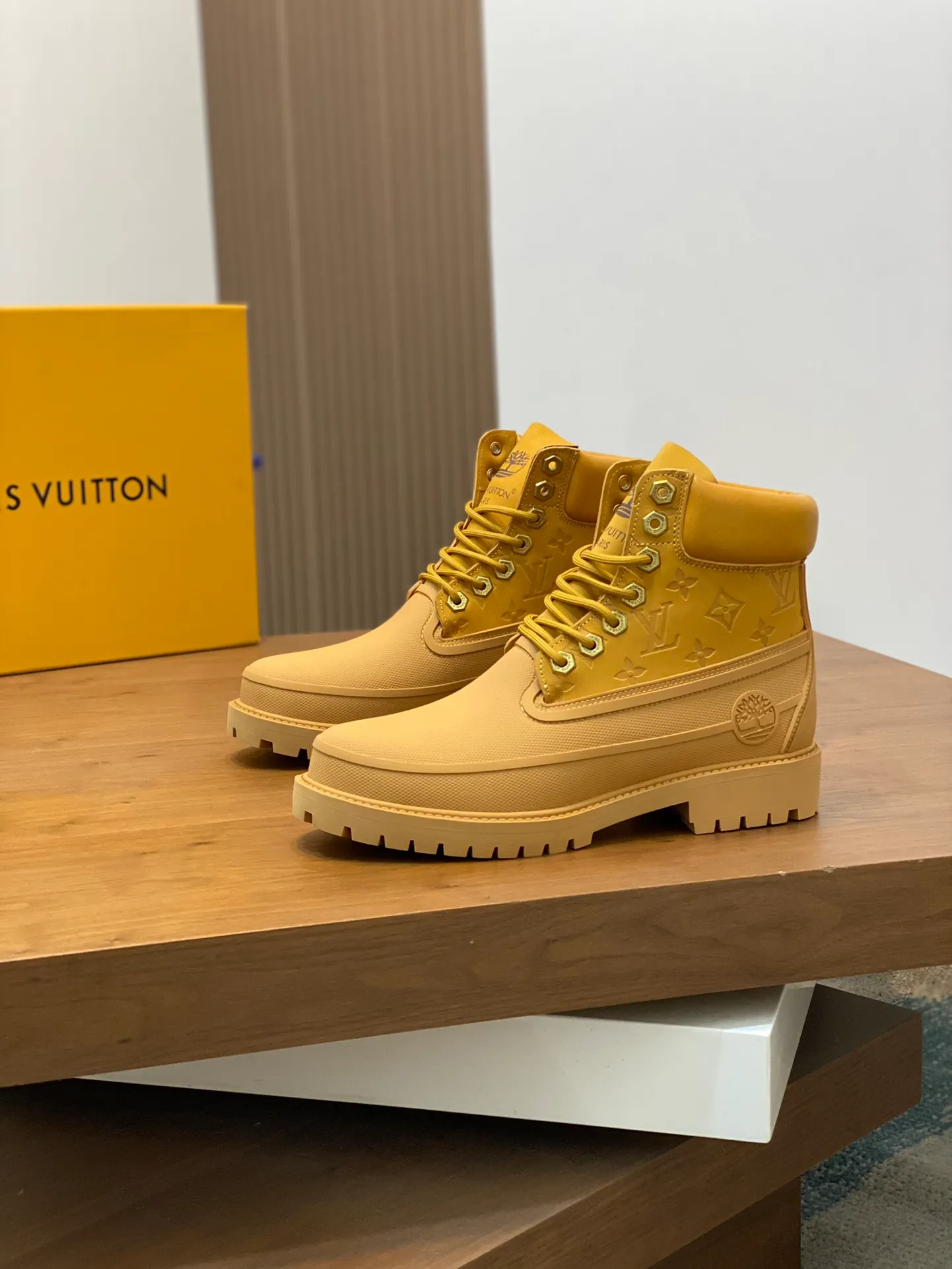 💰760 Top LV x Timberland Timberland co-branded presbyopic rhubarb boots, ankle boots, short boots, LV x Timberland ankle boots are made of Monogram embossed waterproof nubuck cow leather, relying on the brand's exquisite craftsmanship to carefully reshape the classic Timberland 6-inch boot shape in Italy, and make an eye-catching appearance in the 2025 autumn and winter men's wear show created by Pharrell Williams with American workwear style. The Monogram embossed tongue, original Timberland laces and outsole are exquisite details, the leather label expresses the cooperation logo, and the delivery counter is exquisitely packaged! Math 39-44 (order 45)